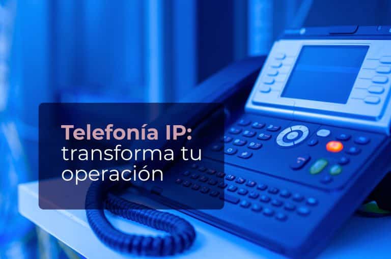 Teléfono IP empresarial sobre escritorio en entorno tecnológico