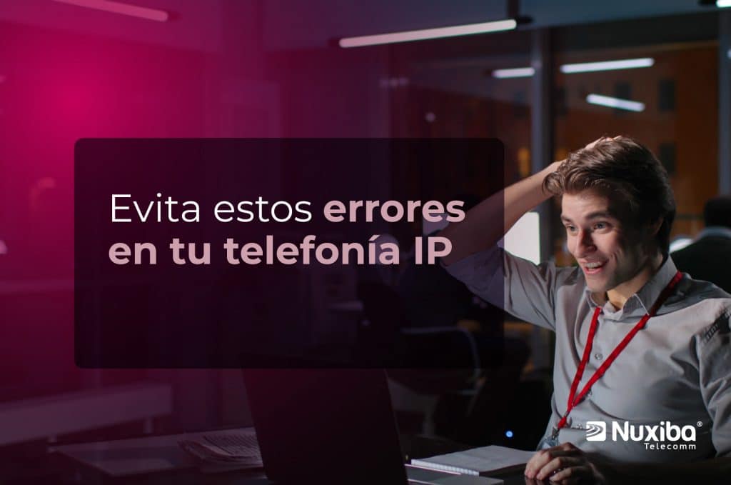 Hombre confundido frente a laptop en oficina, ilustrando errores en telefonía IP