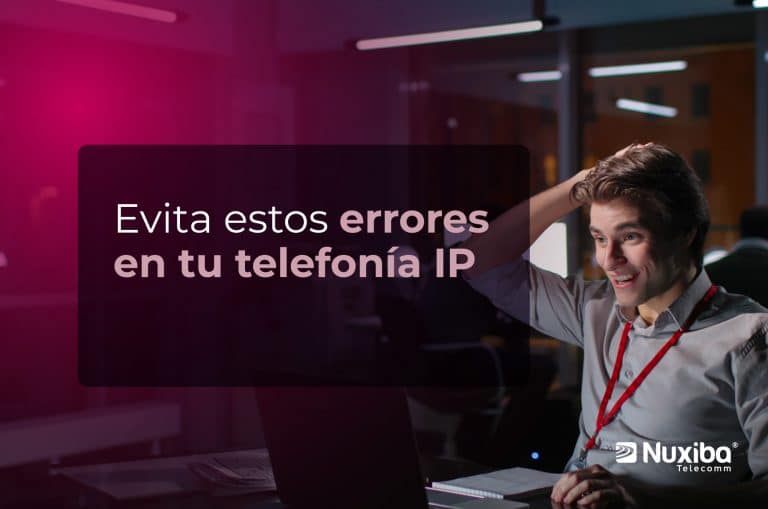 Hombre confundido frente a laptop en oficina, ilustrando errores en telefonía IP