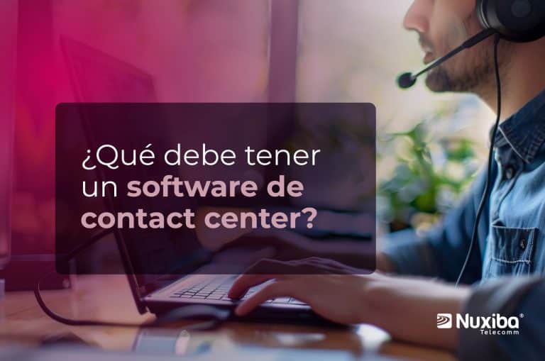 Agente utilizando software de contact center en laptop con headset