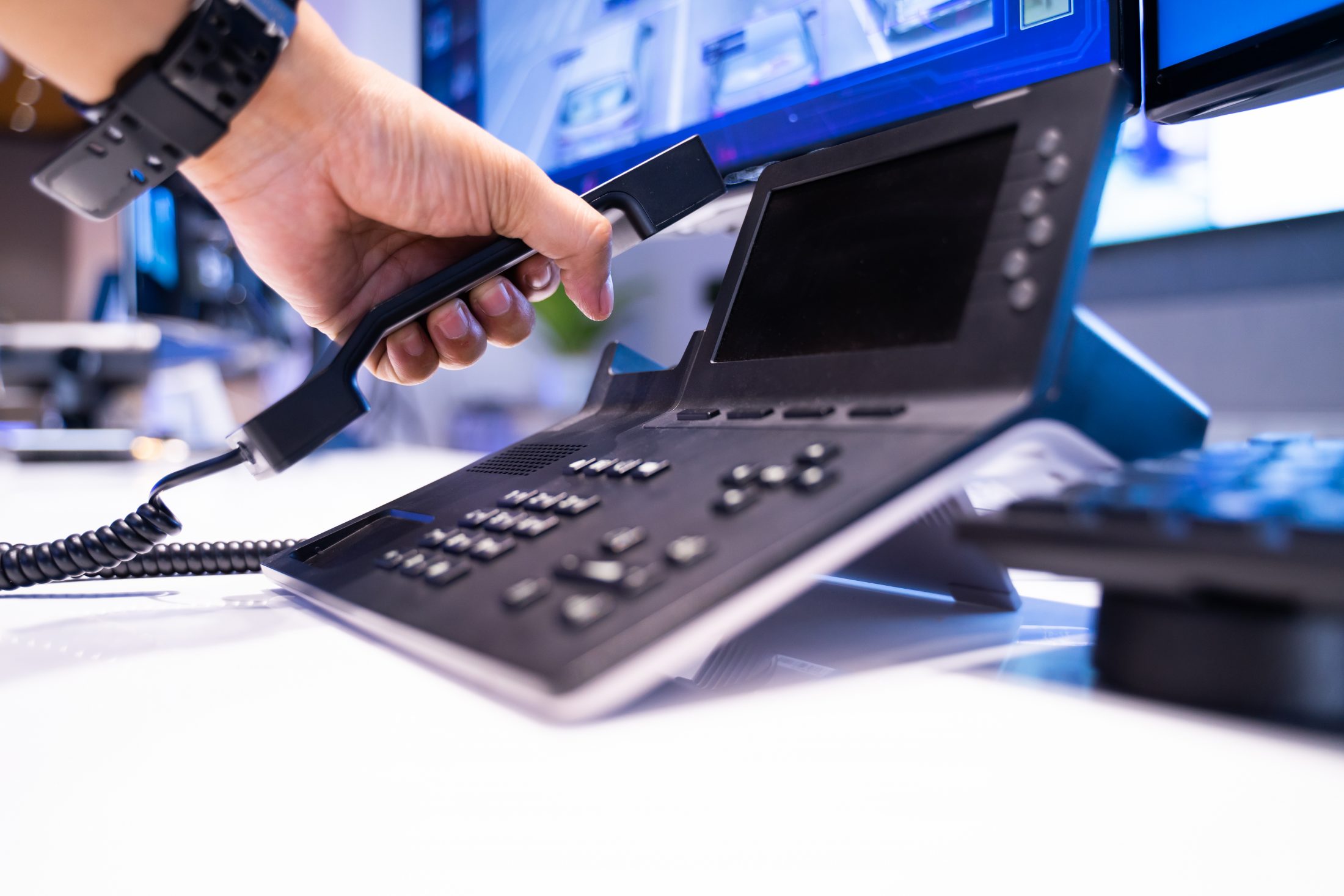 Teléfono de oficina con tecnología IP utilizado en un entorno empresarial
