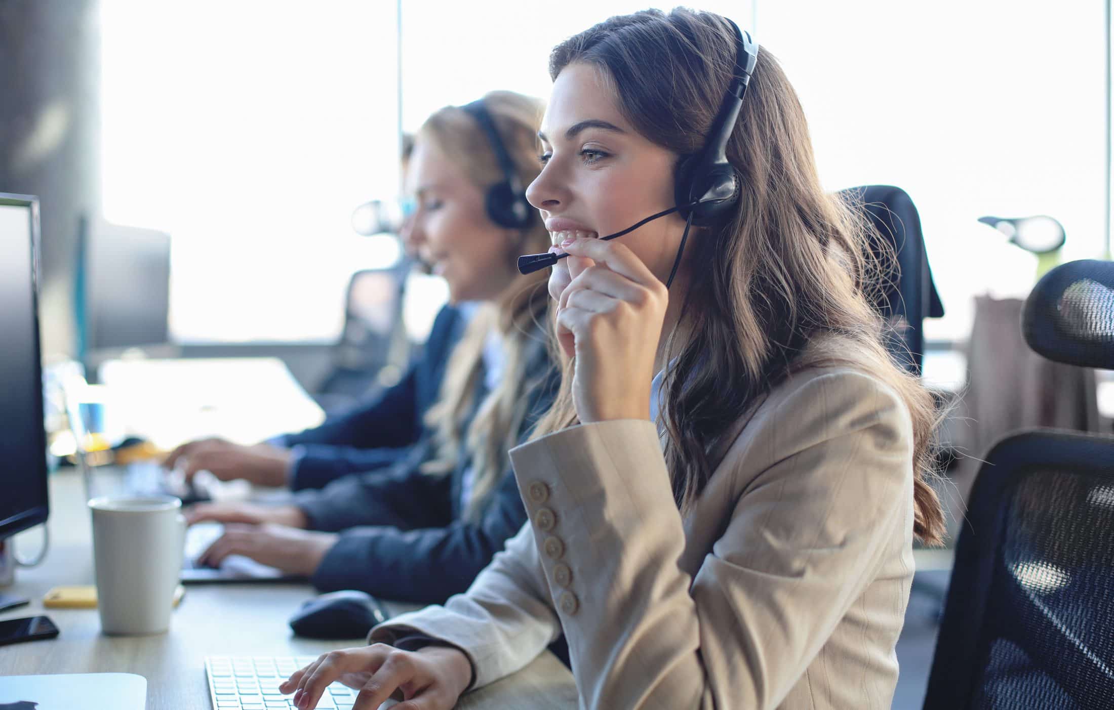 Agente de contact center usando marcador predictivo para optimizar llamadas.