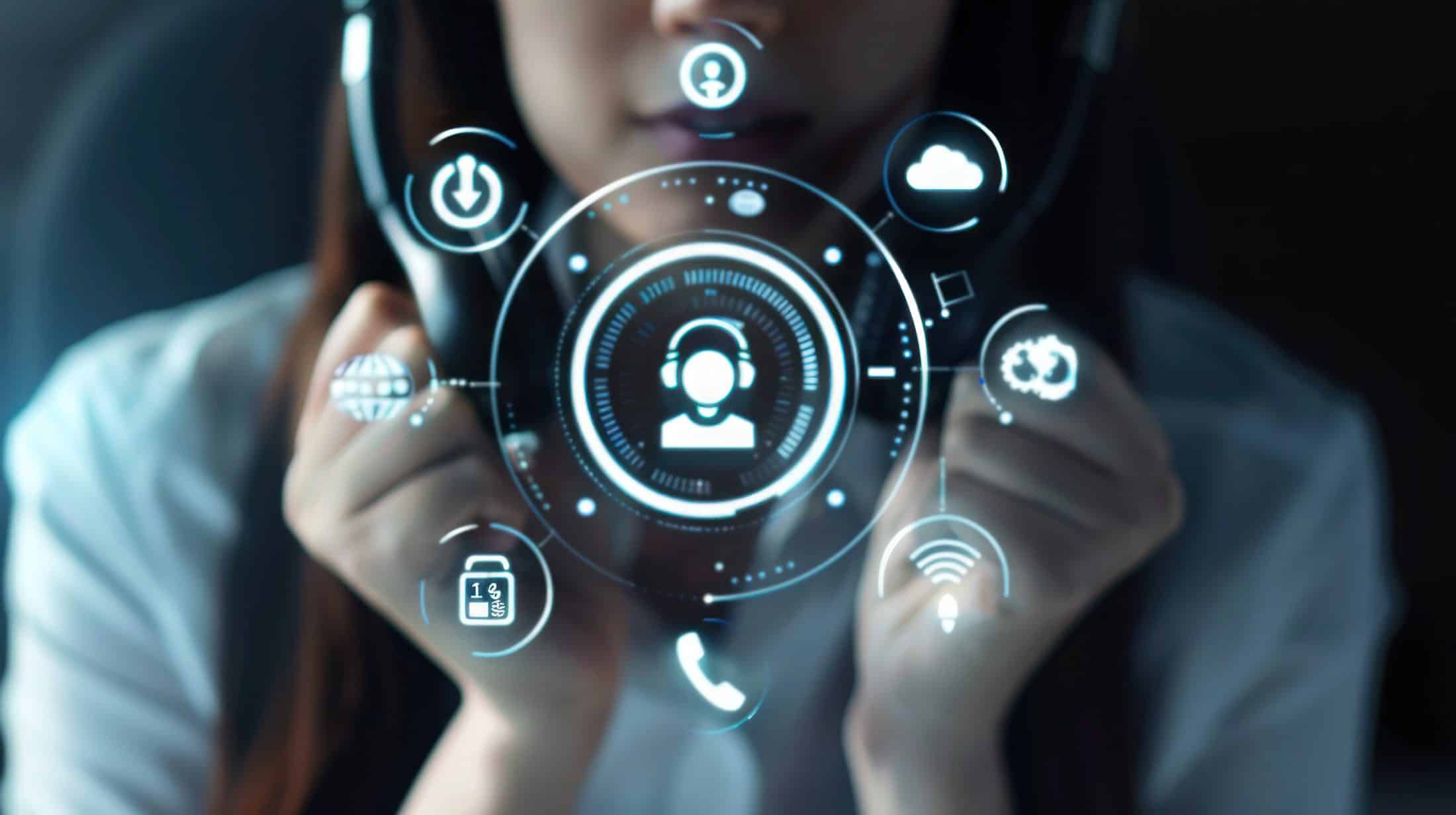 Agente de Contact Center usando tecnología omnicanal para mejorar la experiencia del cliente (CX).